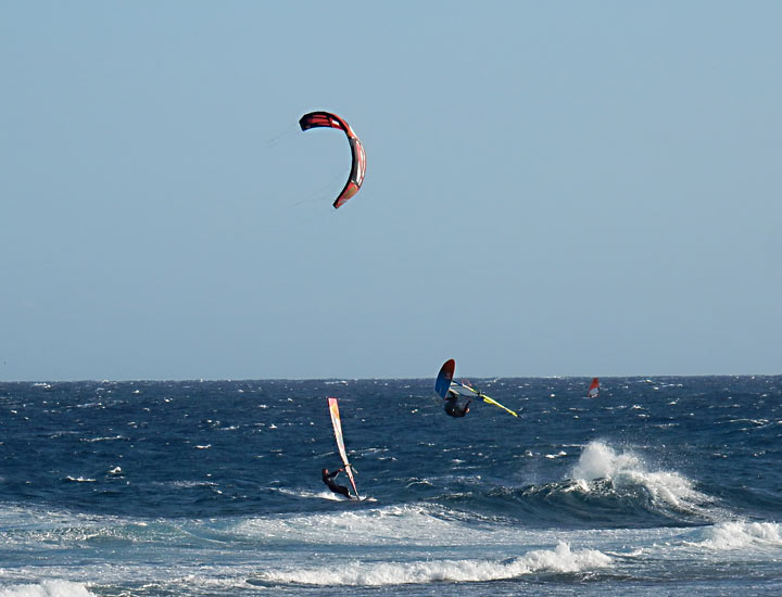 Teneriffa, El Medano, Windsurfer und Kitesurfer
