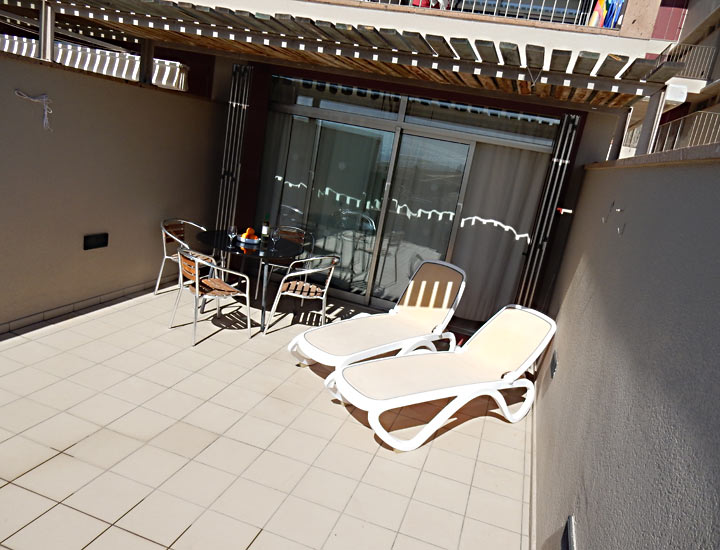 Teneriffa, El Medano Ferienwohnung, 25 qm Terrasse mit Sitz- und Liegem&ouml;glichkeiten