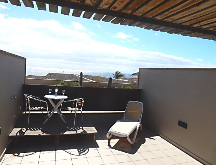 Teneriffa, El Medano Ferienwohnung, 25 qm Terrasse mit Sitz- und Liegem&ouml;glichkeiten