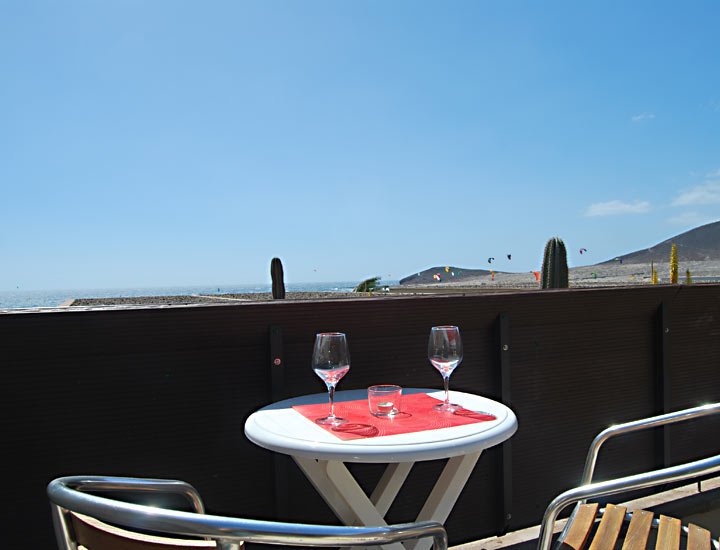 Teneriffa, El Medano Ferienwohnung, 25 qm Terrasse mit Sitz- und Liegem&ouml;glichkeiten